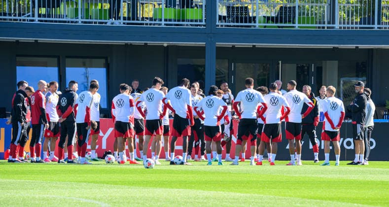 23.09.2026 - Fussball - DFB Deutscher Fussball Bund - Nationalmannschaft Nationalteam Deutschland - Training - - xwoxzix - Jürgen Klopp ( Bundestrainer Deutschland , rechts ) mit Mannschaft Team