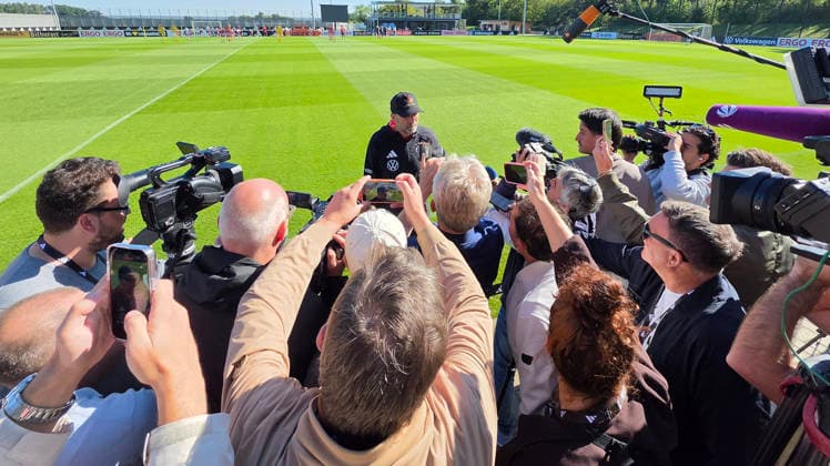 23.09.2026 - Fussball - DFB Deutscher Fussball Bund - Nationalmannschaft Nationalteam Deutschland - Training - - xwoxzix - Jürgen Klopp ( Bundestrainer Deutschland ) im spontanen Interview Mediengespräch