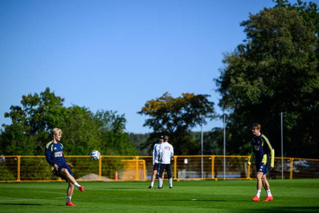 260923 Lucas Bergvall and Elliot Stroud of the Swedish men s national football team at a training session on September 23, 2026 in Stockholm. Photo: Jesper Zerman BILDBYRAN kod JZ JZ0756 fotboll football soccer fotball nations league uefa nations league träning practice training sverige sweden sverige a bbeng Copyright: JESPERxZERMAN BB260923JZ001