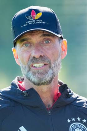 Bundestrainer Jürgen Klopp (Deutschland Germany) mit seiner Einer von 83 Millionen Kappe - Herzo Base 23.09.2026: Deutsche Nationalmannschaft Nations League Abschlusstraining Home Ground, HerzoBase, World of Adidas, Herzogenaurach