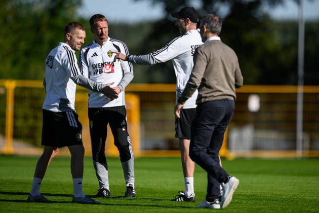 260923 Assistant coach Sebastian Larsson, Head coach Graham Potter, Assistant coach Andreas Georgson and Niclas CarlnÃ n, general secretary, of the Swedish men s national football team at a training session on September 23, 2026 in Stockholm. Photo: Jesper Zerman BILDBYRAN kod JZ JZ0756 fotboll football soccer fotball nations league uefa nations league träning practice training sverige sweden sverige a bbeng Copyright: JESPERxZERMAN BB260923JZ007