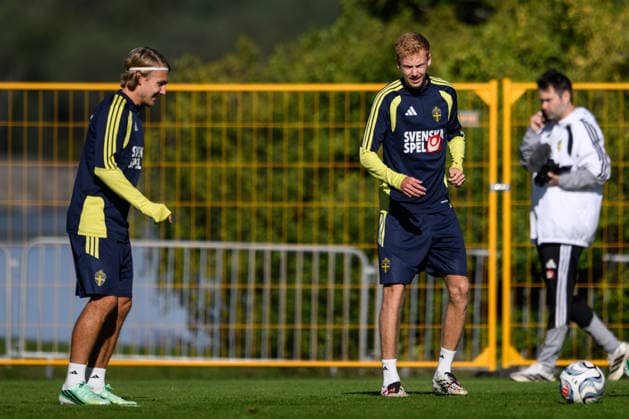 260923 Sebastian Nanasi and Hugo Larsson of the Swedish men s national football team at a training session on September 23, 2026 in Stockholm. Photo: Jesper Zerman BILDBYRAN kod JZ JZ0756 fotboll football soccer fotball nations league uefa nations league träning practice training sverige sweden sverige a bbeng Copyright: JESPERxZERMAN BB260923JZ015