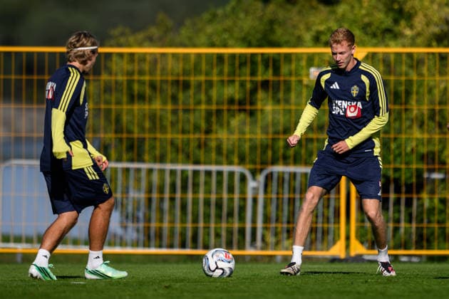 260923 Sebastian Nanasi and Hugo Larsson of the Swedish men s national football team at a training session on September 23, 2026 in Stockholm. Photo: Jesper Zerman BILDBYRAN kod JZ JZ0756 fotboll football soccer fotball nations league uefa nations league träning practice training sverige sweden sverige a bbeng Copyright: JESPERxZERMAN BB260923JZ016