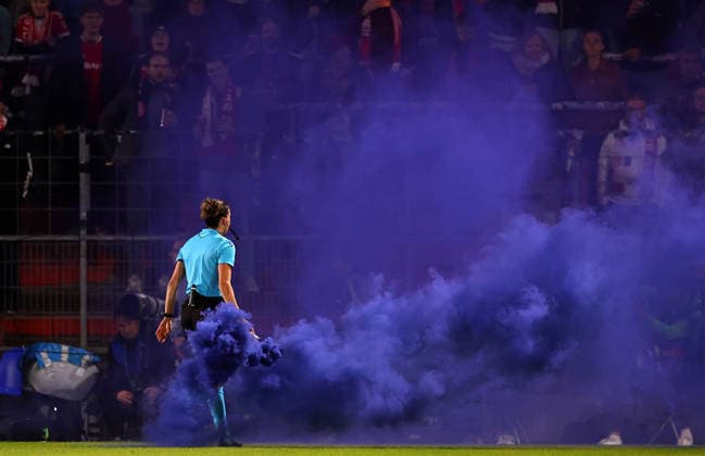 Football Women Uefa Champions League 2026 - 2027 Bayern Munchen vs Manchster City Fans throw smoke bombs onto the pitch and the referee Olatz Rivera Olmedo take it away during the Women Uefa Champions League 2026 - 2027 football match between Bayern Munchen and Manchester City at Sportpark Stadium in Unterhaching , Bayern , Germany . September 22th , 2026 Copyright: xDavidexEliasx