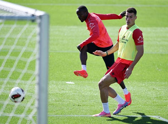 23.09.2026, xophax, Fussball 1.Bundesliga, Bayer 04 Leverkusen. Training in der Länderspielpause. Moussa Diaby , links und Patrick Schick , rechts ( beide Bayer 04 ) Leverkusen