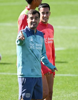23.09.2026, xophax, Fussball 1.Bundesliga, Bayer 04 Leverkusen. Training in der Länderspielpause. Trainer Carles Martinez ( Bayer 04 ) und Lucas Vazquez ( Bayer 04 ) , rechts Leverkusen