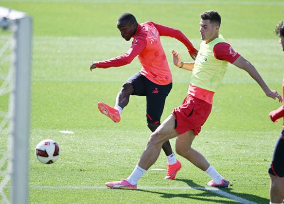 23.09.2026, xophax, Fussball 1.Bundesliga, Bayer 04 Leverkusen. Training in der Länderspielpause. Moussa Diaby , links und Patrick Schick , rechts ( beide Bayer 04 ) Leverkusen