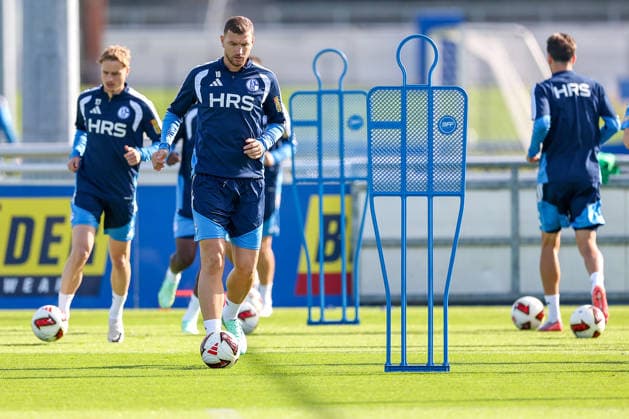 23.09.2026, Fussball, Training des FC Schalke 04. Edin Dzeko (FC Schalke 04) Gelsenkirchen Trainingsgelände FC Schalke 04 NRW Deutschland xRHR-FOTO YYx Copyright: RHR-FOTOx RHR-FOTO YY
