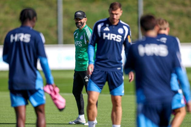 23.09.2026, Fussball, Training des FC Schalke 04. Trainer Miron Muslic (FC Schalke 04) lachend neben Edin Dzeko (FC Schalke 04) Gelsenkirchen Trainingsgelände FC Schalke 04 NRW Deutschland xRHR-FOTO YYx Copyright: RHR-FOTOx RHR-FOTO YY