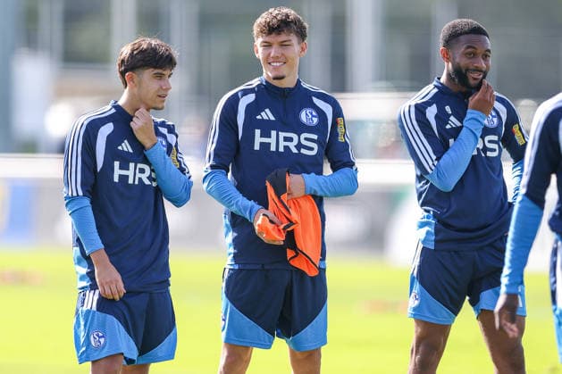 23.09.2026, Fussball, Training des FC Schalke 04. Edion Gashi neben Louis Tober (U23 Schalke04 20) Gelsenkirchen Trainingsgelände FC Schalke 04 NRW Deutschland xRHR-FOTO YYx Copyright: RHR-FOTOx RHR-FOTO YY