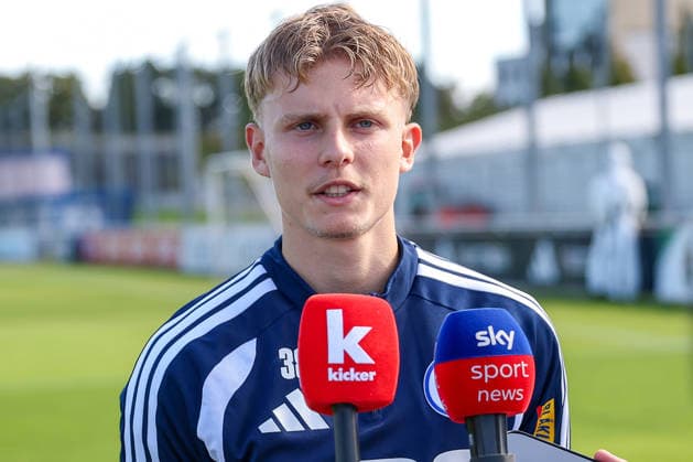 23.09.2026, Fussball, Training des FC Schalke 04. Luca Vozar (FC Schalke 04) im Interview Gelsenkirchen Trainingsgelände FC Schalke 04 NRW Deutschland xRHR-FOTO YYx Copyright: RHR-FOTOx RHR-FOTO YY