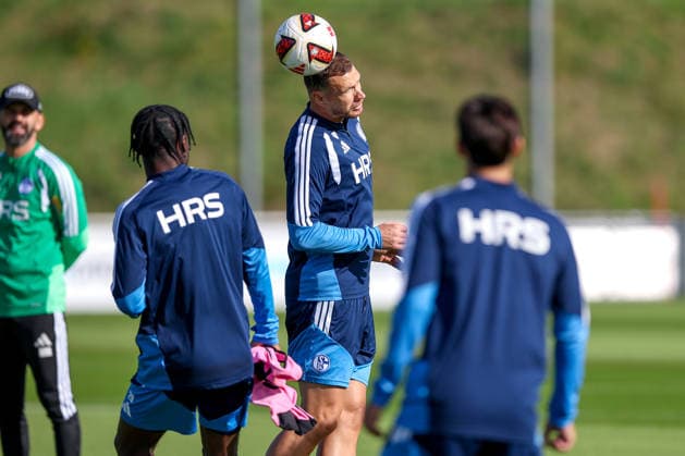 23.09.2026, Fussball, Training des FC Schalke 04. Edin Dzeko (FC Schalke 04) Kopfball Gelsenkirchen Trainingsgelände FC Schalke 04 NRW Deutschland xRHR-FOTO YYx Copyright: RHR-FOTOx RHR-FOTO YY