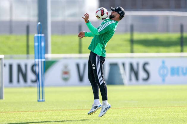 23.09.2026, Fussball, Training des FC Schalke 04. Trainer Miron Muslic (FC Schalke 04) ielt mit dem Ball auf dem Trainingsplatz Gelsenkirchen Trainingsgelände FC Schalke 04 NRW Deutschland xRHR-FOTO YYx Copyright: RHR-FOTOx RHR-FOTO YY