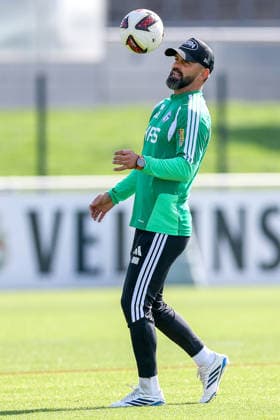 23.09.2026, Fussball, Training des FC Schalke 04. Trainer Miron Muslic (FC Schalke 04) ielt mit dem Ball auf dem Trainingsplatz Gelsenkirchen Trainingsgelände FC Schalke 04 NRW Deutschland xRHR-FOTO YYx Copyright: RHR-FOTOx RHR-FOTO YY