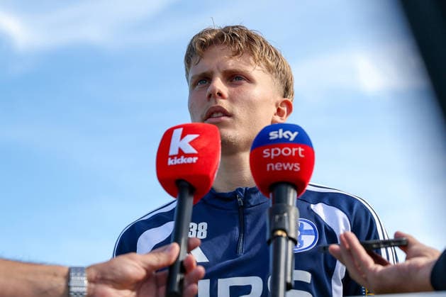 23.09.2026, Fussball, Training des FC Schalke 04. Luca Vozar (FC Schalke 04) im Interview Gelsenkirchen Trainingsgelände FC Schalke 04 NRW Deutschland xRHR-FOTO YYx Copyright: RHR-FOTOx RHR-FOTO YY