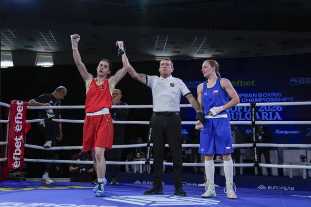 2026 European Boxing Championships SOFIA, BULGARIA - SEPTEMBER 23: Turkish boxer Gizem Ozer (red) wins after competing against Barbora Maxova of the Czech Republic (blue) during their women s 60kg bout at the 2026 European Boxing Championships held at Asics Arena in Sofia, Bulgaria on September 23, 2026. Osmancan Gurdogan Anadolu Sofia Bulgaria. Editorial use only. Please get in touch for any other usage.  Copyright: x2026xAnadoluxOsmancanxGurdoganx