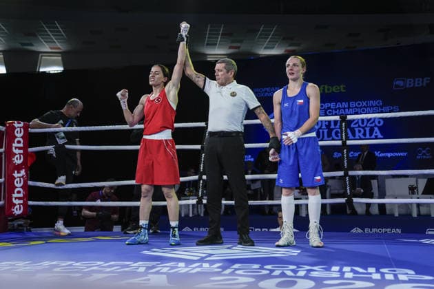 2026 European Boxing Championships SOFIA, BULGARIA - SEPTEMBER 23: Turkish boxer Gizem Ozer (red) wins after competing against Barbora Maxova of the Czech Republic (blue) during their women s 60kg bout at the 2026 European Boxing Championships held at Asics Arena in Sofia, Bulgaria on September 23, 2026. Osmancan Gurdogan Anadolu Sofia Bulgaria. Editorial use only. Please get in touch for any other usage.  Copyright: x2026xAnadoluxOsmancanxGurdoganx
