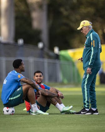 BRISBANE, AUSTRALIA, SEPTEMBER 23: Head Coach of Brazil Carlo Ancelotti speaks to Bruno Guimaraes and Gabriel Magalhaes during a Brazilian national team, Nationalteam (Seleção Brasileira) training session at the Ballymore Stadium Annex in Brisbane, Australia. (Photo by Ricardo Noigueira Sports Press Photo) Copyright: xRicardoxNogueira SportsxPressxPhotox Sportspressphoto_SPR237574