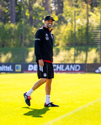 23.09.2026, Fussball DFB-Nationalmannschaft Deutschland, Trainingslager in Herzogenaurach, im Homeground bei ADIDAS, vor den UEFA Nations League Spielen, Bundestrainer Jürgen Klopp (Deutschland) macht gut gelaunt kurz Station bei den Journalisten am Spielfeldrand, während seine Spieler weitertrainieren.