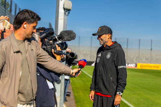 23.09.2026, Fussball DFB-Nationalmannschaft Deutschland, Trainingslager in Herzogenaurach, im Homeground bei ADIDAS, vor den UEFA Nations League Spielen, Bundestrainer Jürgen Klopp (Deutschland) macht kurz Station bei den Journalisten am Spielfeldrand, während seine Spieler weitertrainieren.