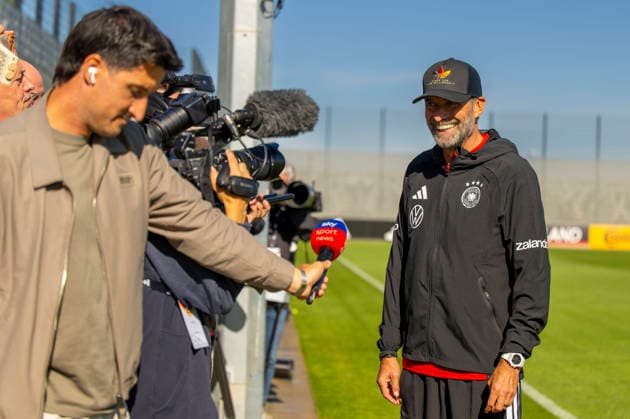 23.09.2026, Fussball DFB-Nationalmannschaft Deutschland, Trainingslager in Herzogenaurach, im Homeground bei ADIDAS, vor den UEFA Nations League Spielen, Bundestrainer Jürgen Klopp (Deutschland) macht kurz Station bei den Journalisten am Spielfeldrand, während seine Spieler weitertrainieren.