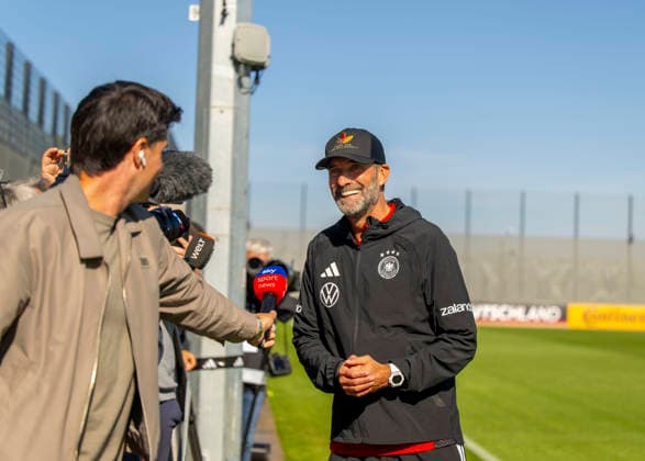 23.09.2026, Fussball DFB-Nationalmannschaft Deutschland, Trainingslager in Herzogenaurach, im Homeground bei ADIDAS, vor den UEFA Nations League Spielen, Bundestrainer Jürgen Klopp (Deutschland) macht kurz Station bei den Journalisten am Spielfeldrand, während seine Spieler weitertrainieren.