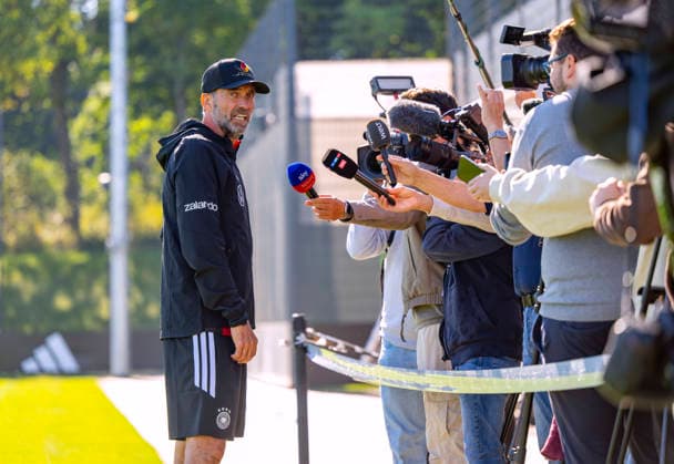 23.09.2026, Fussball DFB-Nationalmannschaft Deutschland, Trainingslager in Herzogenaurach, im Homeground bei ADIDAS, vor den UEFA Nations League Spielen, Bundestrainer Jürgen Klopp (Deutschland) macht kurz Station bei den Journalisten am Spielfeldrand, während seine Spieler weitertrainieren.