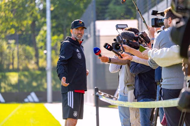 23.09.2026, Fussball DFB-Nationalmannschaft Deutschland, Trainingslager in Herzogenaurach, im Homeground bei ADIDAS, vor den UEFA Nations League Spielen, Bundestrainer Jürgen Klopp (Deutschland) macht kurz Station bei den Journalisten am Spielfeldrand, während seine Spieler weitertrainieren.