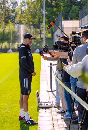 23.09.2026, Fussball DFB-Nationalmannschaft Deutschland, Trainingslager in Herzogenaurach, im Homeground bei ADIDAS, vor den UEFA Nations League Spielen, Bundestrainer Jürgen Klopp (Deutschland) macht kurz Station bei den Journalisten am Spielfeldrand, während seine Spieler weitertrainieren.