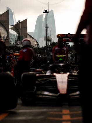 F1 - AZERBAIJAIN GRAND PRIX 2026 Scuderia Ferrari mechanic, mecanicien, mechanics during the 2026 Formula 1 Azerbaijan Grand Prix, 15th round of the 2026 Formula One World Championship, WM, Weltmeisterschaft from September 24 to 26, 2026 on the Baku City Circuit, in Baku, Azerbaijan - BakuAzerbaijan  Copyright: xEricxAlonsox