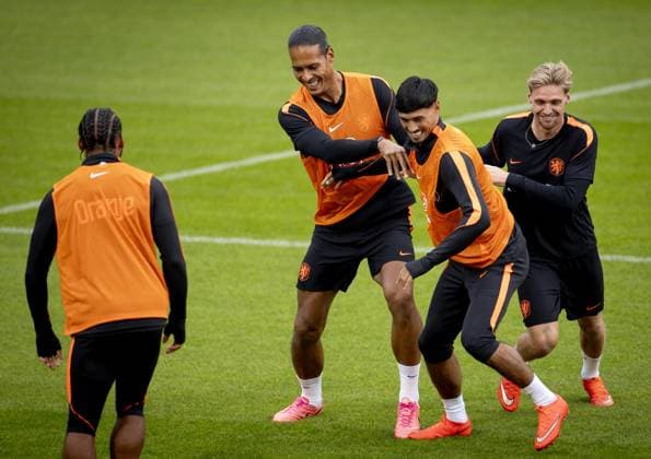 ZEIST - Virgil van Dijk, Tijjani Reijnders and Kenneth Taylor during a training session in preparation for the Nations League matches against Germany, Serbia, Greece and Serbia. KOEN VAN WEEL ANP xVIxANPxSportx xxANPxIVx 569798847 originalFilename: 569798847.jpg