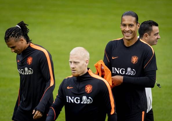 ZEIST - Nathan Ake, Mexx Meerdink, Virgil van Dijk and national coach Xavi Hernandez during a training session in preparation for the Nations League matches against Germany, Serbia, Greece and Serbia. KOEN VAN WEEL ANP xVIxANPxSportx xxANPxIVx 569800069 originalFilename: 569800069.jpg