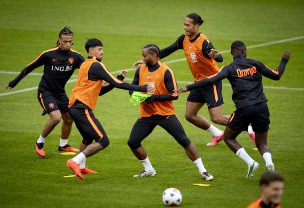 ZEIST - Nathan Ake, Tijjani Reijnders, Quintin Timber, Virgil van Dijk and Lutsharel Geertruida during a training session in preparation for the Nations League matches against Germany, Serbia, Greece and Serbia. KOEN VAN WEEL ANP xVIxANPxSportx xxANPxIVx 569801530 originalFilename: 569801530.jpg