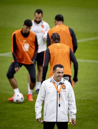 ZEIST - National coach Xavi Hernandez during a training session in preparation for the Nations League matches against Germany, Serbia, Greece, and Serbia. KOEN VAN WEEL ANP xVIxANPxSportx xxANPxIVx 569801562 originalFilename: 569801562.jpg