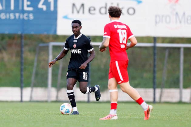 Fußball Testspiel SV Schermbeck - Rot-Weiss Essen am 23.09.2026 In der Volksbank-Arena in Schermbeck James Gnagnon ( Rot-Weiss Essen )