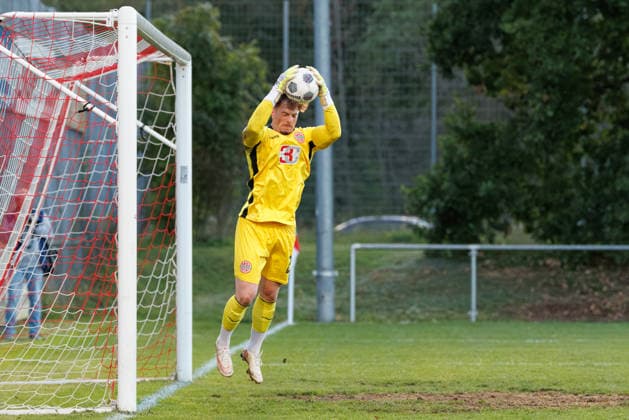 Maurice Merkl (22, TSV Landsberg) hält den Ball sicher beim Spiel zwischen TSV Landsberg v FC Ingolstadt 04, Fussball, Herren, Toto-Pokal, 2026 2027, Viertelfinale am 23.09.2026 in Landsberg am Lech, Sportpark. Bayern Deutschland