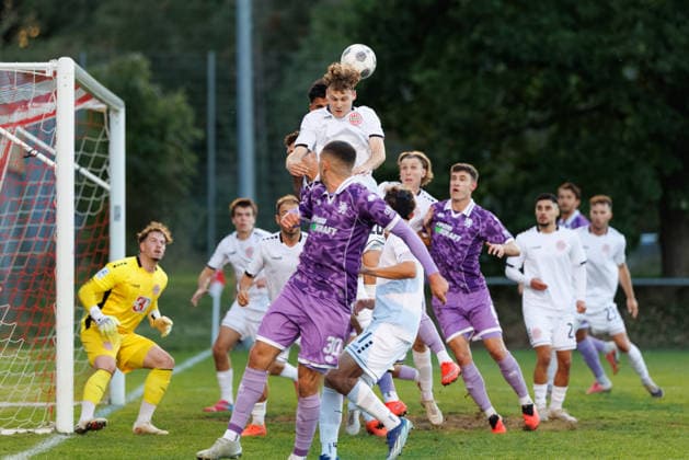 Team (TSV Landsberg) und Team (FC Ingolstadt 04) während Eckstoß beim Spiel zwischen TSV Landsberg v FC Ingolstadt 04, Fussball, Herren, Toto-Pokal, 2026 2027, Viertelfinale am 23.09.2026 in Landsberg am Lech, Sportpark. Bayern Deutschland
