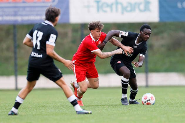 Fußball Testspiel SV Schermbeck - Rot-Weiss Essen am 23.09.2026 In der Volksbank-Arena in Schermbeck James Gnagnon ( Rot-Weiss Essen )