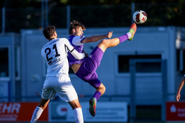 2026.09.23, xkwix, Fußball, Testspiel, SC Wiedenbrück - VfL Osnabrück, Jahnstadion, Testspiel, Saison 2026 2027: Charalampos Chantzopoulos (SC Wiedenbrueck 21) im Zweikampf gegen Bernd Riesselmann (VfL Osnabrueck 22) der in der Luft haengt DFB regulations prohibit any use of photographs as image sequences and or quasi-video. Photo: xKamilxWilkowskixPressefotoKochx Nordrhein-Westfalen Deutschland