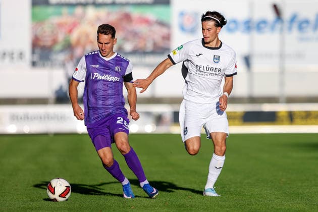2026.09.23, xkwix, Fußball, Testspiel, SC Wiedenbrück - VfL Osnabrück, Jahnstadion, Testspiel, Saison 2026 2027: Konrad Faber (VfL Osnabrueck 28) im Zweikampf gegen Leon Alexander Kayser (SC Wiedenbrueck 19) DFB regulations prohibit any use of photographs as image sequences and or quasi-video. Photo: xKamilxWilkowskixPressefotoKochx Nordrhein-Westfalen Deutschland