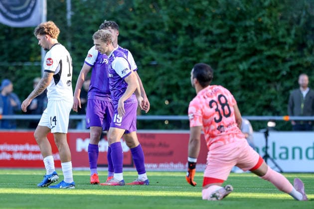 2026.09.23, xkwix, Fußball, Testspiel, SC Wiedenbrück - VfL Osnabrück, Jahnstadion, Testspiel, Saison 2026 2027: Torjubel nach dem Tor zum 0:1 durch Torschuetze Jonathan Wensing (VfL Osnabrueck 5) mit Leon Opitz (VfL Osnabrueck 19) vr enttaeuscht Lukas Kasparek (SC Wiedenbrueck 38) DFB regulations prohibit any use of photographs as image sequences and or quasi-video. Photo: xKamilxWilkowskixPressefotoKochx Nordrhein-Westfalen Deutschland