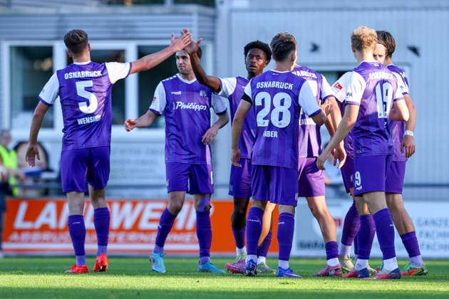 2026.09.23, xkwix, Fußball, Testspiel, SC Wiedenbrück - VfL Osnabrück, Jahnstadion, Testspiel, Saison 2026 2027: Torjubel nach dem Tor zum 0:1 durch Torschuetze Jonathan Wensing (VfL Osnabrueck 5) mit der Mannschaft DFB regulations prohibit any use of photographs as image sequences and or quasi-video. Photo: xKamilxWilkowskixPressefotoKochx Nordrhein-Westfalen Deutschland