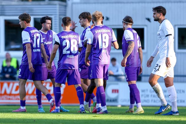 2026.09.23, xkwix, Fußball, Testspiel, SC Wiedenbrück - VfL Osnabrück, Jahnstadion, Testspiel, Saison 2026 2027: Torjubel nach dem Tor zum 0:1 durch Torschuetze Jonathan Wensing (VfL Osnabrueck 5) mit der Mannschaft DFB regulations prohibit any use of photographs as image sequences and or quasi-video. Photo: xKamilxWilkowskixPressefotoKochx Nordrhein-Westfalen Deutschland