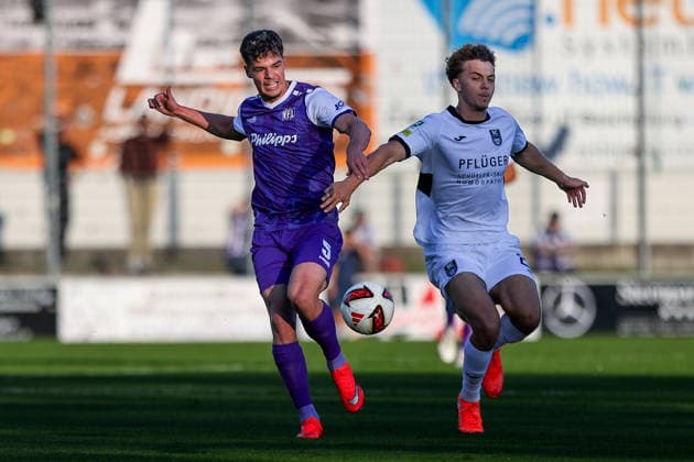 2026.09.23, xkwix, Fußball, Testspiel, SC Wiedenbrück - VfL Osnabrück, Jahnstadion, Testspiel, Saison 2026 2027: Jonathan Wensing (VfL Osnabrueck 5) im Zweikampf gegen Niklas Benedikt Tuppeck (SC Wiedenbrueck 29) DFB regulations prohibit any use of photographs as image sequences and or quasi-video. Photo: xKamilxWilkowskixPressefotoKochx Nordrhein-Westfalen Deutschland