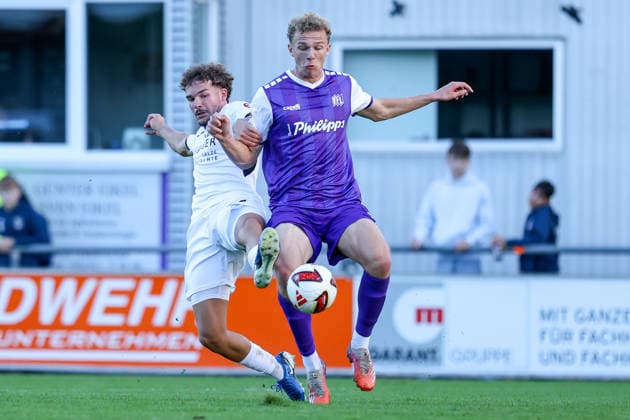2026.09.23, xkwix, Fußball, Testspiel, SC Wiedenbrück - VfL Osnabrück, Jahnstadion, Testspiel, Saison 2026 2027: Leon Opitz (VfL Osnabrueck 19) im Zweikampf gegen Alessandro Toia (SC Wiedenbrueck 14) beim Tor zum 0:2 DFB regulations prohibit any use of photographs as image sequences and or quasi-video. Photo: xKamilxWilkowskixPressefotoKochx Nordrhein-Westfalen Deutschland
