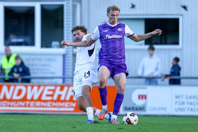2026.09.23, xkwix, Fußball, Testspiel, SC Wiedenbrück - VfL Osnabrück, Jahnstadion, Testspiel, Saison 2026 2027: Leon Opitz (VfL Osnabrueck 19) im Zweikampf gegen Alessandro Toia (SC Wiedenbrueck 14) beim Tor zum 0:2 DFB regulations prohibit any use of photographs as image sequences and or quasi-video. Photo: xKamilxWilkowskixPressefotoKochx Nordrhein-Westfalen Deutschland