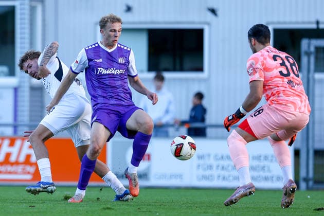 2026.09.23, xkwix, Fußball, Testspiel, SC Wiedenbrück - VfL Osnabrück, Jahnstadion, Testspiel, Saison 2026 2027: Leon Opitz (VfL Osnabrueck 19) im Zweikampf gegen Alessandro Toia (SC Wiedenbrueck 14) und Lukas Kasparek (SC Wiedenbrueck 38) beim Tor zum 0:2 DFB regulations prohibit any use of photographs as image sequences and or quasi-video. Photo: xKamilxWilkowskixPressefotoKochx Nordrhein-Westfalen Deutschland