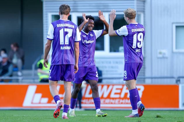 2026.09.23, xkwix, Fußball, Testspiel, SC Wiedenbrück - VfL Osnabrück, Jahnstadion, Testspiel, Saison 2026 2027: Torjubel nach dem Tor zum 0:2 durch Torschuetze Leon Opitz (VfL Osnabrueck 19) mit Tony Rudy Lesueur (VfL Osnabrueck 23) DFB regulations prohibit any use of photographs as image sequences and or quasi-video. Photo: xKamilxWilkowskixPressefotoKochx Nordrhein-Westfalen Deutschland