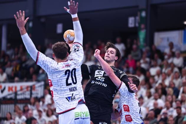 Domen Makuc (THW Kiel, 35) im Zweikampf mit Torsten Anselm (TV Huettenberg, 25, rechts) GER, TV Huettenberg vs THW Kiel, Handball, DHB-Pokal, 2. Runde, Spielzeit 2026 2027, 23.09.2026 GER, TV Huettenberg vs THW Kiel, Handball, DHB-Pokal, 2. Runde, Spielzeit 2026 2027, 23.09.2026 Wetzlar Copyright: xEibner-Pressefoto RenexWeissx EP_RWS