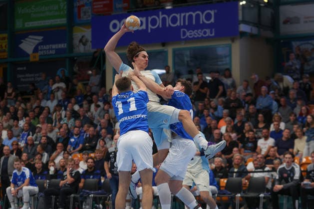 23.09.2026, xtgx, DHB-Pokal 2. Runde, Dessau-Rosslauer HV 06 - VfL Gummersbach emspor, v.l. Alen Hadzimuhameodvic (Dessau, 11), Miro Schluroff (Gummersbach, 15), Marcel Nowak (Dessau, 15) Zweikampf, Duell, Kampf, tackle Dessau